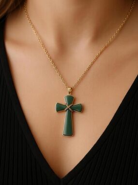 0286 Gold-Plated Green Cross Pendant Necklace